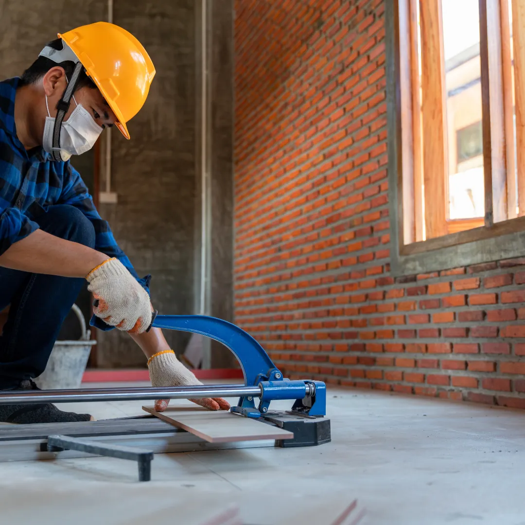 Carreleur au travail